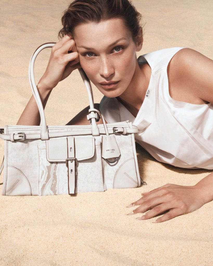 PRADA TRANSFORME LA VILLE EN PLAGE POUR SA CAMPAGNE D&rsquo;ÉTÉ 2026.